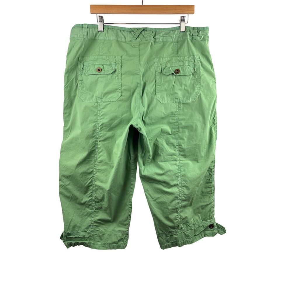 Women’s Fresh Produce XXL Leaf Green Cargo Capris - Picture 3 of 4